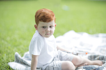 Rothaariger Junge auf Picknickdecke sitzend - ZEF003459