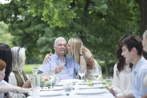 Familie und Freunde speisen im Freien, lizenzfreies Stockfoto