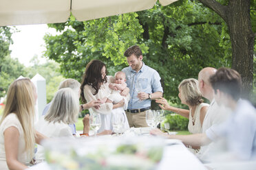 Baby wird bei einer Gartenparty der Familie vorgestellt - ZEF003475