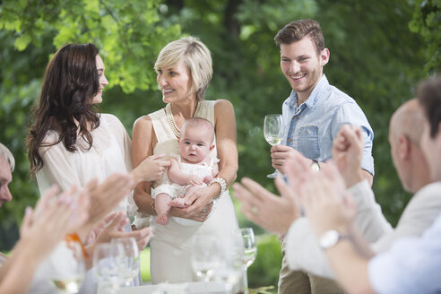 Baby wird bei einer Gartenparty der Familie vorgestellt - ZEF003477