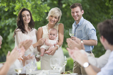 Baby wird bei einer Gartenparty der Familie vorgestellt - ZEF003478