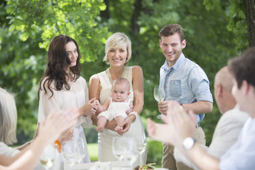 Baby wird bei einer Gartenparty der Familie vorgestellt - ZEF003479