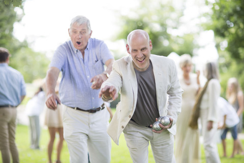 Zwei glückliche Männer spielen Boule im Park, lizenzfreies Stockfoto