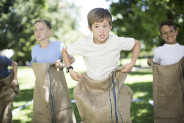 Jungen nehmen an einem Sackhüpfen teil - ZEF002794