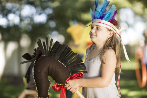 Mädchen im Garten spielt Cowboy und Indianer - ZEF002802