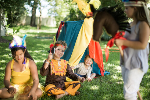 Kinder im Garten spielen Cowboys und Indianer - ZEF003430