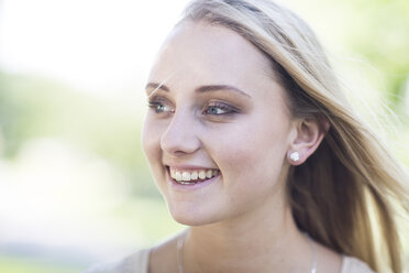 Porträt einer lächelnden blonden jungen Frau im Freien - ZEF003615