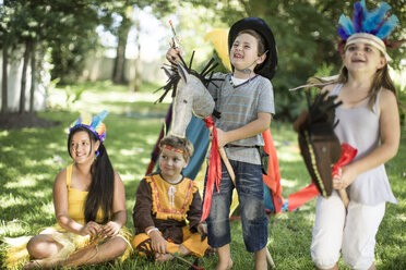 Kinder im Garten spielen Cowboys und Indianer - ZEF002803