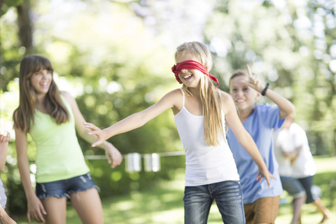 Kinder im Garten spielen Blinde Kuh, lizenzfreies Stockfoto