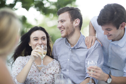 Glückliche Freunde trinken Wein im Freien - ZEF003503