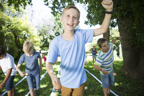 Junge gewinnt beim Wettlauf mit Ei und Löffel - ZEF003232