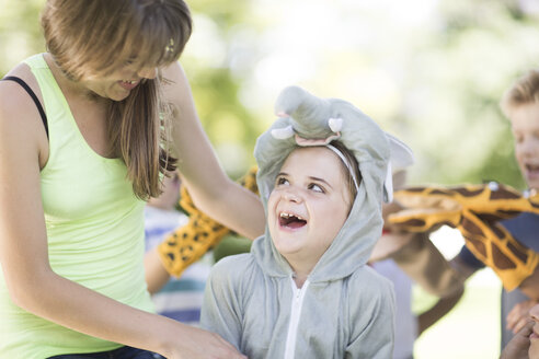 Kinder spielen Verkleiden von wilden Tieren - ZEF003233