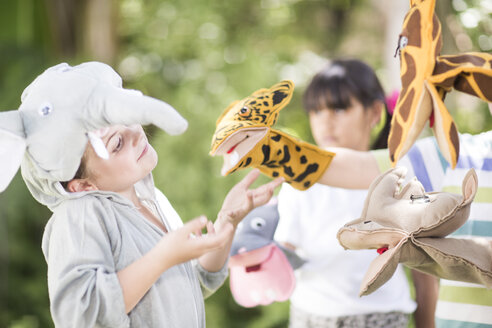 Kinder spielen Verkleiden von wilden Tieren - ZEF002819