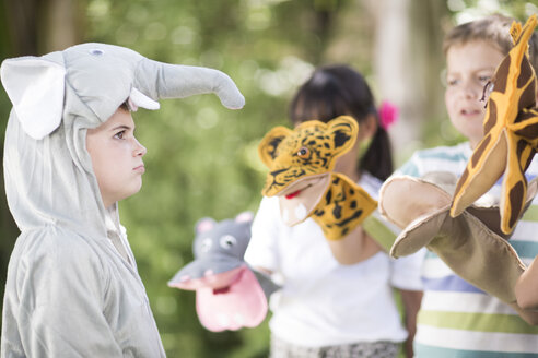 Kinder spielen Verkleiden von wilden Tieren - ZEF002820