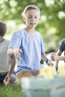 Jungen im Garten spielen Quoits - ZEF003234