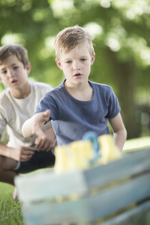 Jungen im Garten spielen Quoits - ZEF002834