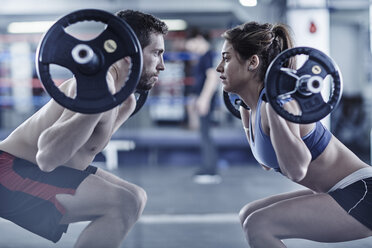 Mann und Frau beim Fitnesstraining mit Gewichten - ZEF002629