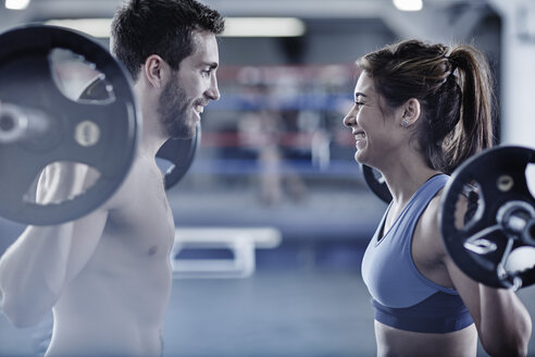 Mann und Frau beim Fitnesstraining mit Gewichten - ZEF002630