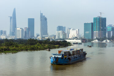 Vietnam, Ho-Chi-Minh-Stadt, Schiff auf dem Saigon-Fluss und Wolkenkratzer mit Bitexco Financial Tower - WEF000308