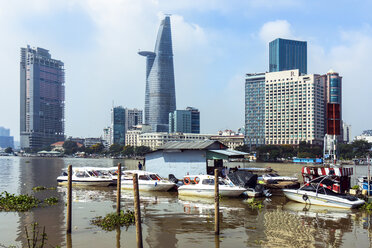 Vietnam, Ho-Chi-Minh-Stadt, Zweig des Saigon-Flusses und Bitexco Financial Tower - WEF000309