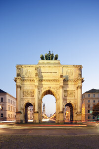 Deutschland, Bayern, München, Siegestor zur blauen Stunde - BRF000878