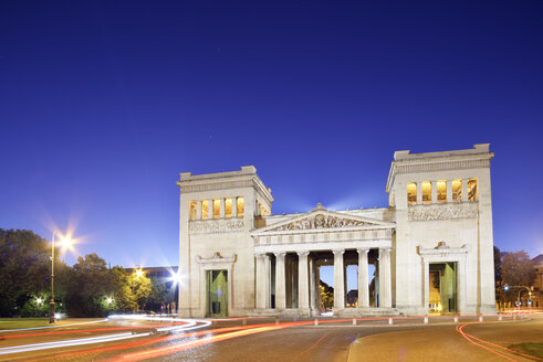 Deutschland, Bayern, München, Propylaea am Königsplatz zur blauen Stunde - BRF000886