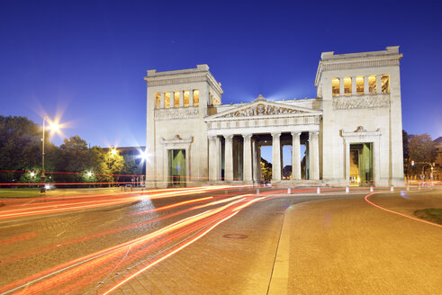 Deutschland, Bayern, München, Propylaea am Königsplatz zur blauen Stunde - BR000887