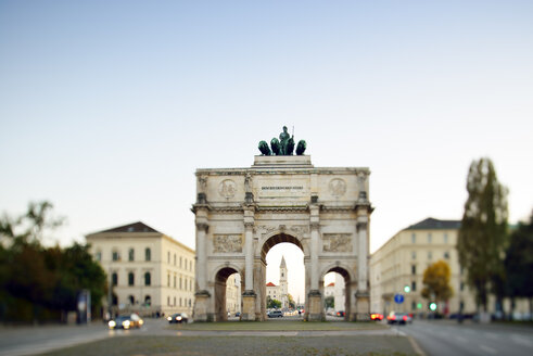 Deutschland, Bayern, München, Siegestor zur blauen Stunde - BRF000888