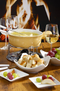 Käsefondue mit Brot und Weintrauben - CSF023517