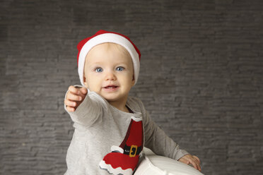 Porträt eines kleinen Mädchens mit Weihnachtsmütze - SHKF000043