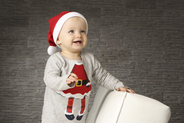 Lächelndes kleines Mädchen mit Weihnachtsmütze - SHKF000044