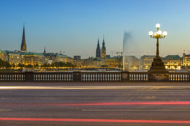 Deutschland, Hamburg, Binnenalster, Blick von der Lombardbrücke - RJ000365