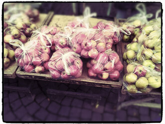 Apples in plastic bags at market stall - MYF000756