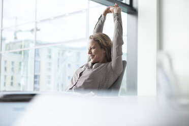 Geschäftsfrau im Büro beim Stretching - RBF002123