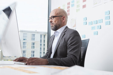 Businessman working in office - RBF002125