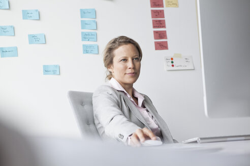 Geschäftsfrau im Büro - RBF002128