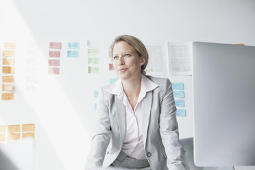 Geschäftsfrau im Büro - RBF002134