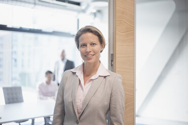 Porträt einer lächelnden Geschäftsfrau im Büro - RBF002165