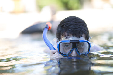Junger Mann mit Taucherbrille im Wasser - ZEF003290