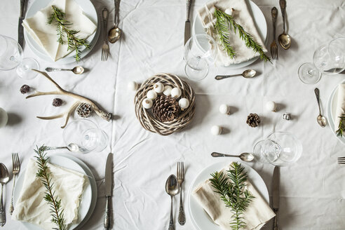 Festlich gedeckter Tisch zur Weihnachtszeit - SBDF002150