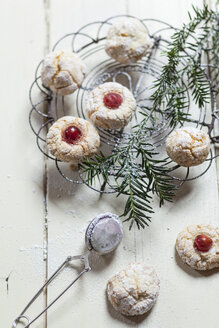 Selbstgebackene Weihnachtsplätzchen und Tannenzweig auf dem Kühlrost - SBDF002154