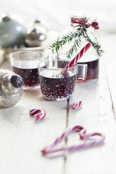 Gläser mit Glühwein, Zuckerstangen und Weihnachtsschmuck - SBDF002164