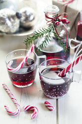 Gläser mit Glühwein, Zuckerstangen und Weihnachtsschmuck - SBDF002166