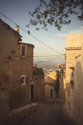 Spanien, Balearen, Mallorca, Capdepera, Blick auf Gasse bei Altstadt - DWIF000317