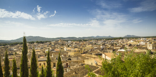 Spanien, Balearen, Mallorca, Blick auf die historische Stadt Arta - DWIF000319