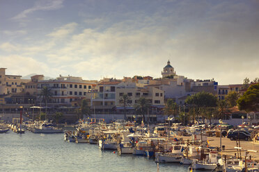 Spain, Baleares, Mallorca, view to marina of Cala Ratjada - DWIF000322