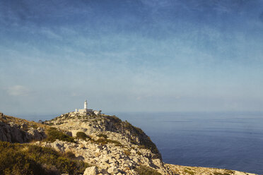 Spanien, Balearen, Mallorca, Cap Formentor, Blick auf Leuchtturm - DWIF000325