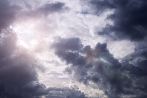 Sunlight shining through thunderclouds - GUFF000058