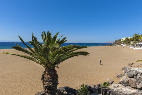 Spanien, Kanarische Inseln, Lanzarote, Strand von Puerto del Carmen, lizenzfreies Stockfoto