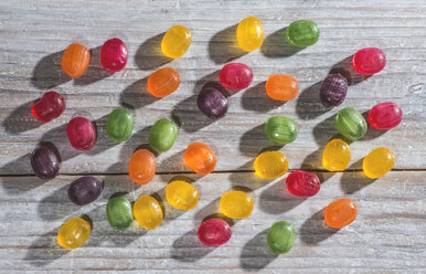 Bonbons auf grauem Holz - DEGF000064